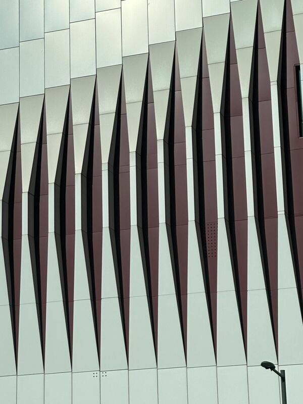 Aluminium gevelbekleding geometrisch patroon